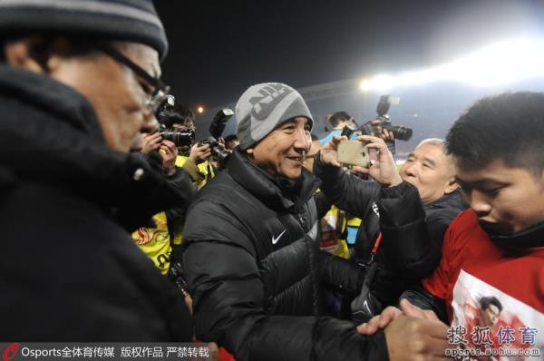 辽足欢庆保级肇俊哲光荣退役被队友抛起