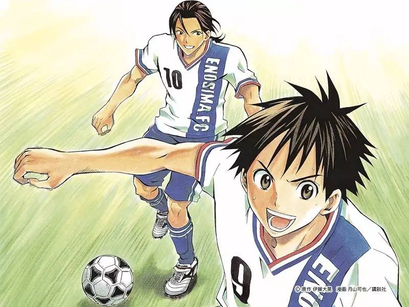 女生看男生踢足球时在想什么,女生会主动看男生踢球