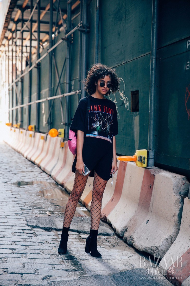 什么？“辣眼睛”的渔网袜又回来了？！然而这一次我竟然驾驭得这么好看！