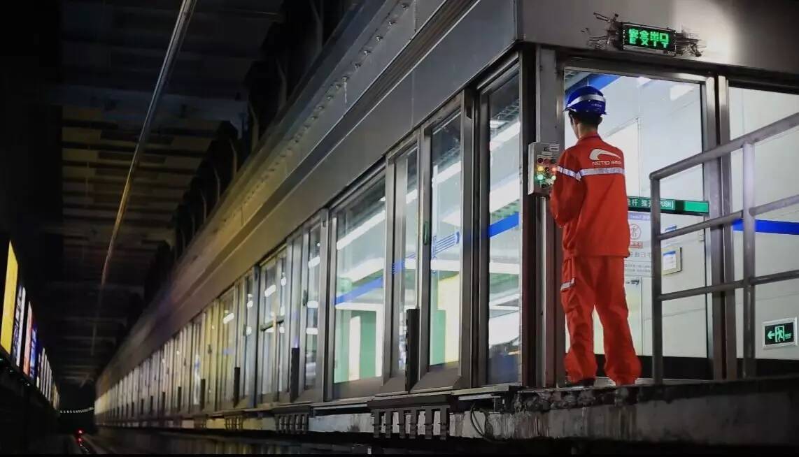 列车开门时请勿触碰车门谨防被夹,被夹在安全门和车门之间