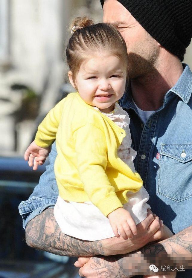 儿童毛衣怎么穿出时尚感,短款洋气小毛衣明星穿搭