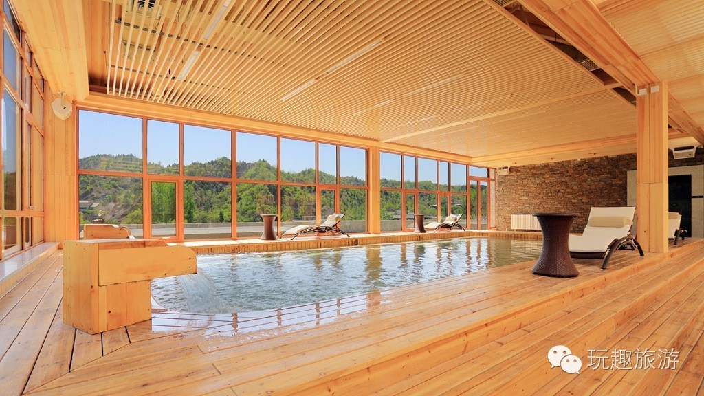 泡温泉爬长城,长城下泡温泉