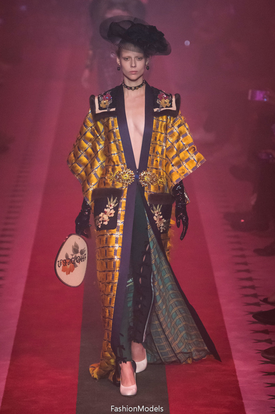 中国风在时装周大红大紫，为何国内反响平平