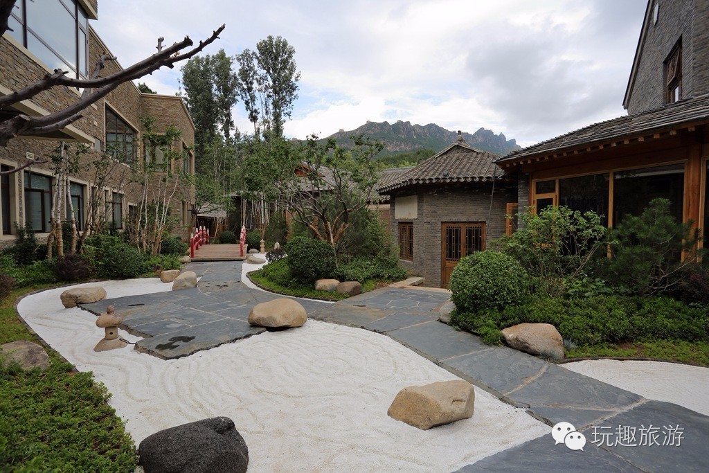 泡温泉爬长城,长城下泡温泉