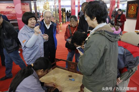 他把亚马逊河上的5000只塑料瓶变成艺术品！