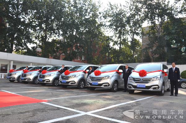 无障碍出行不再是问题！上汽大通联合首汽推出网约多功能车