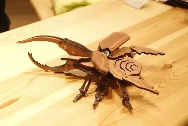 他们在老厂房玩这个，刺激得飞起来