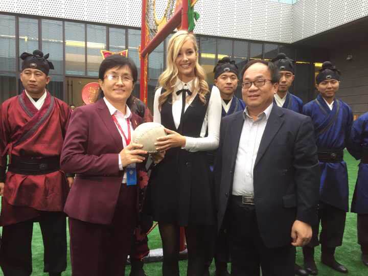 美艳！鲁能外援佩莱女友瓦尔加参观淄博足球博物馆！