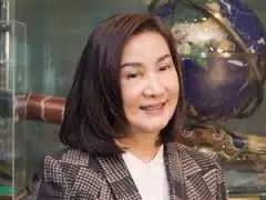 新加坡女孩在中国火速蹿红，背景大起底（星二代+干爹）