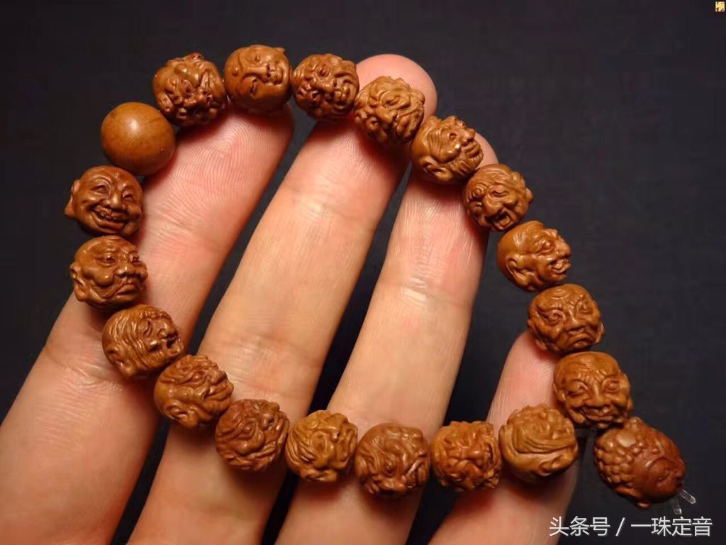 橄榄核雕和文玩核桃哪个好,橄榄核雕配桃核手串图片欣赏