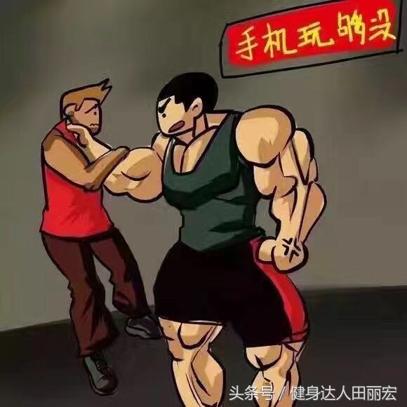 在健身房坐在器械上,健身房在器械上玩手机