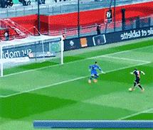 摩托撞飞后站起来,摩托撞到汽车逃跑了