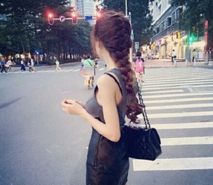 精致美女，肚脐又红又痒，仔细一问，才知道是1种习惯惹的祸