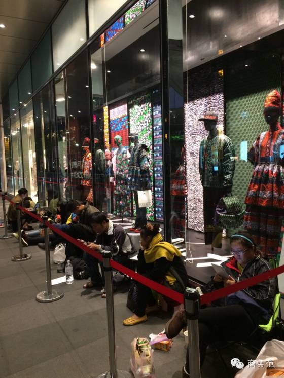 全球都在抢的KenzoxHM,然而再帅穿上也变村炮