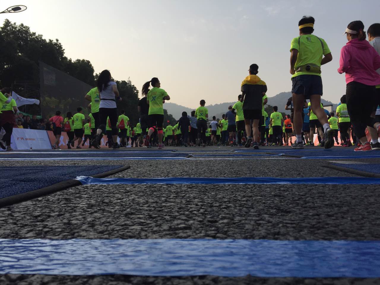 小微拼尽洪荒之力,全程记录杭马!杭州人30年前这样开跑