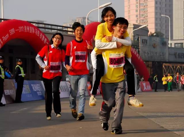 小微拼尽洪荒之力,全程记录杭马!杭州人30年前这样开跑