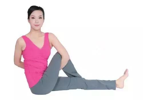 久坐伤身5个办公室瑜伽缓解疲劳,瑜伽排宿便清肠胃