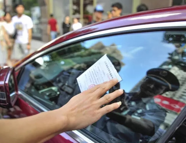 交通协管员“贴条”,是违法的吗?