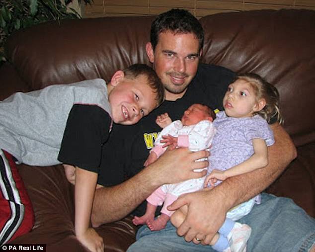 这位妈妈有两个患小头症的女儿，她家的画风是这样的