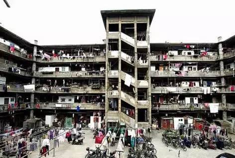 OMG！“鸡爪女”又在地铁12号线上吃起了麻辣烫！