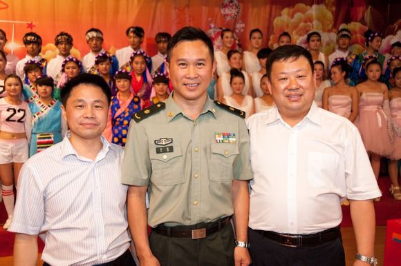 著名军旅歌唱家金波老师闪亮登场,金波演唱的常来常往歌曲