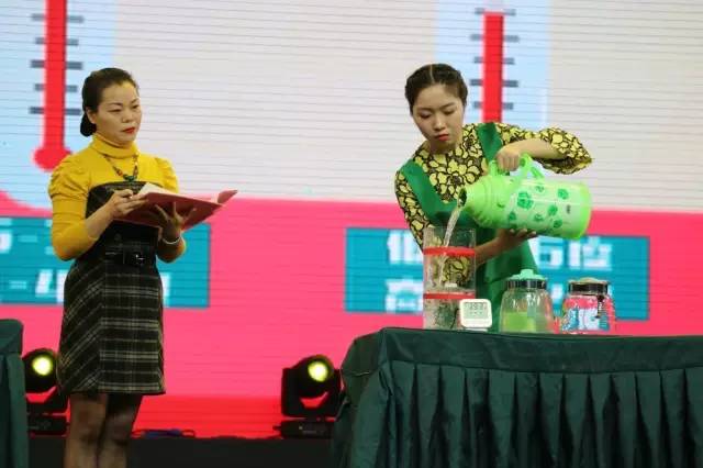 宝宝吐奶吐的不敢动,宝宝哭闹吐奶喘不过气