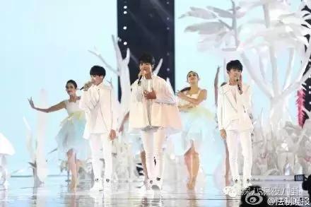 侯佩岑口误错将张艺兴喊成宋艺兴 (张艺兴表姐侯佩岑)