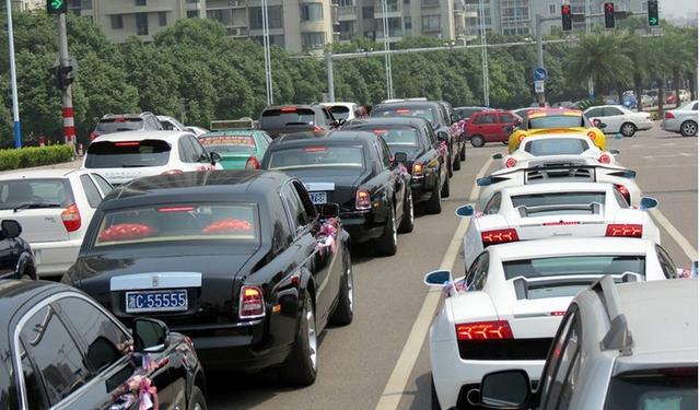 街头偶遇1500万的豪车,偶遇超跑豪华婚车车队