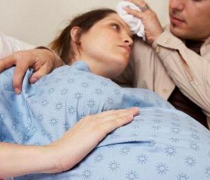 妇产科医生接生尴尬怎么办,临产时内检要伸一只手进去吗