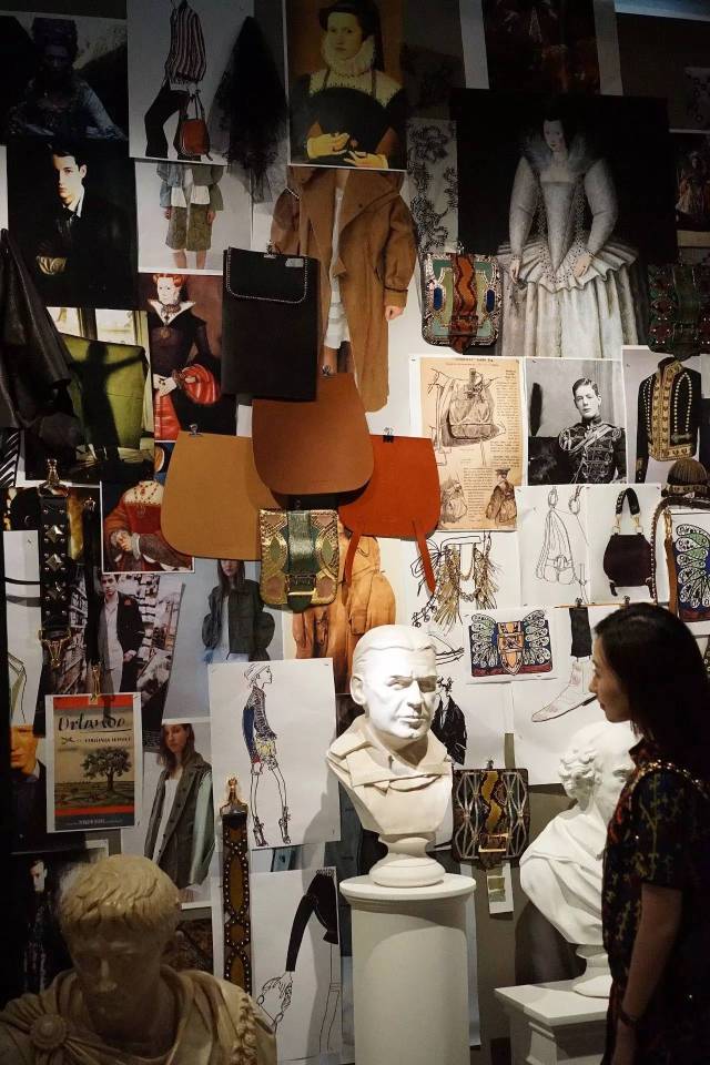 burberry经典款风衣搭配围巾,burberry风衣值得买吗