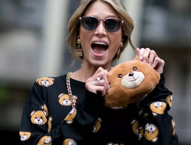 Word妈！Moschino这只蠢萌的小熊为什么这么火？