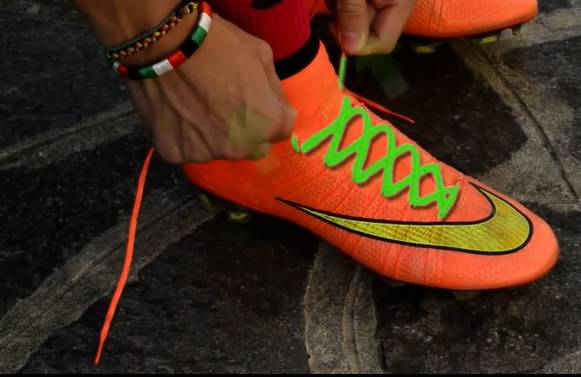 足球新手怎样系鞋带最简单,足球鞋带太长怎么办