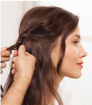 韩式简单发型自编蜈蚣辫短发,简单版蜈蚣辫教程