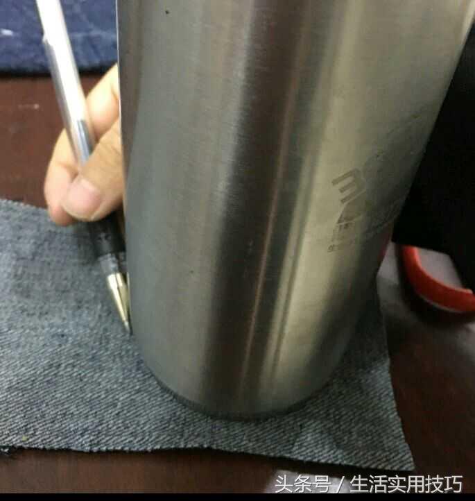 旧牛仔裤改收纳袋制作方法,旧牛仔裤变废为宝变身成为收纳袋