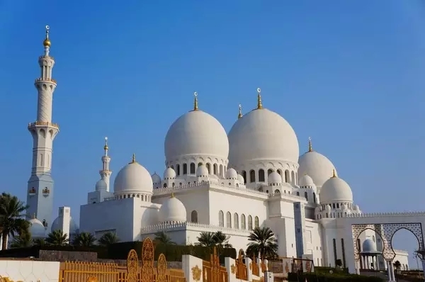 比迪拜富有的阿布扎比,阿布扎比跟迪拜哪个富有