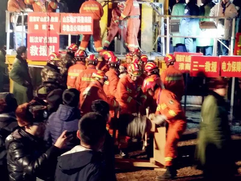 11名矿工平安升井图片,直击获救矿工升井画面