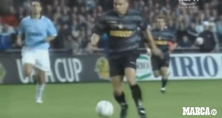 足坛10大过人必杀技,大罗对小罗停球