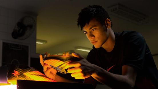 内马尔重新与耐克合作,你所不知道的克莱因蓝