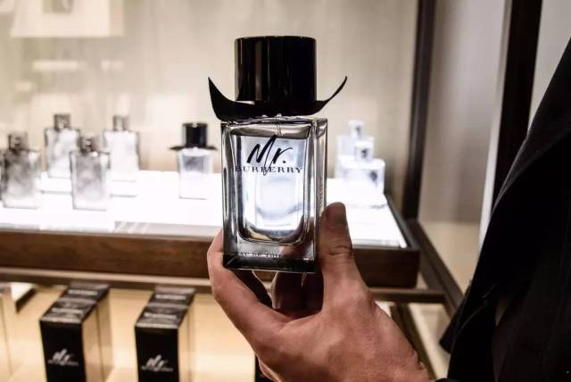 burberry风衣和围巾,burberry风衣配什么颜色围巾