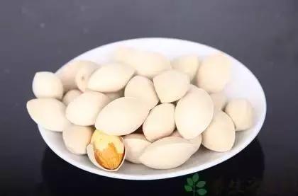 银杏老树叶有没有药用价值,冬天掉落的老银杏叶可入药吗