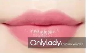 女子花4万块整容把嘴都整歪了,美国女子花76万整容