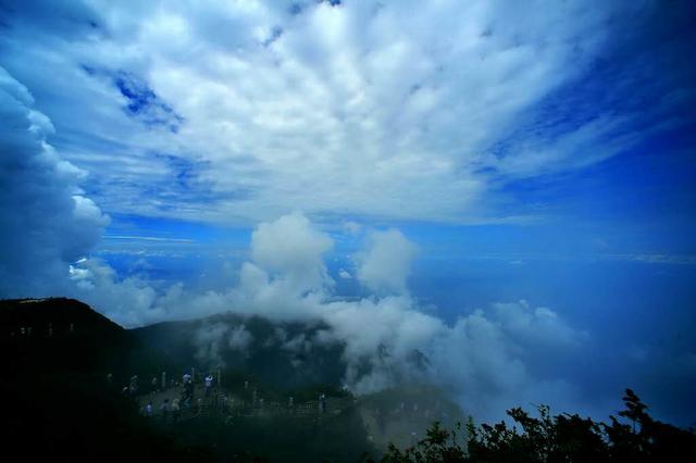 峨眉山金顶云海日出真是人间胜景,峨眉山金顶云海风景视频