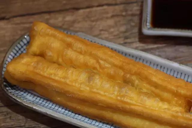 当过LV旁边的网红店总厨，这个做了30年油条的老头还不服老！