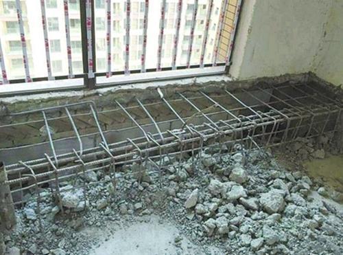 越来越多人喜欢把飘窗砸掉，我家刚砸完就后悔，师傅都愣了