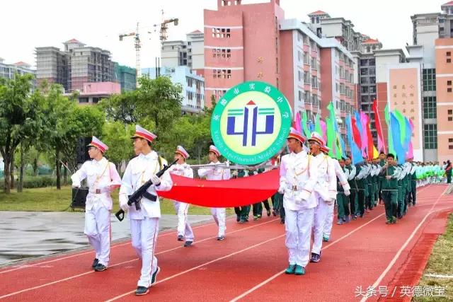 英德这个老师居然站在垃圾车上面？还引得学生连连尖叫！