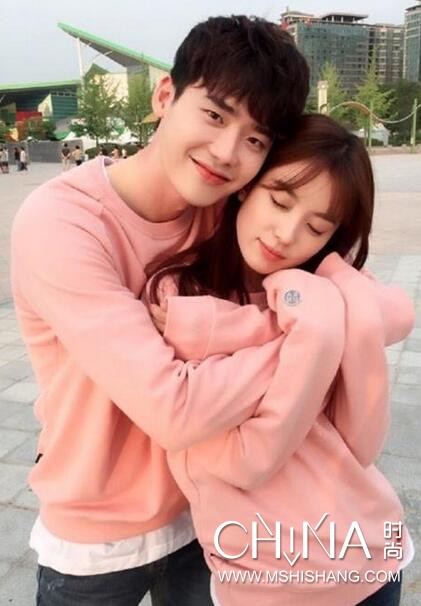 李小璐粉红色卫衣,李小璐卫衣穿搭