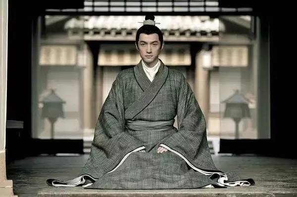 跪坐治腰疼的方法,传统养生跪坐的正确姿势