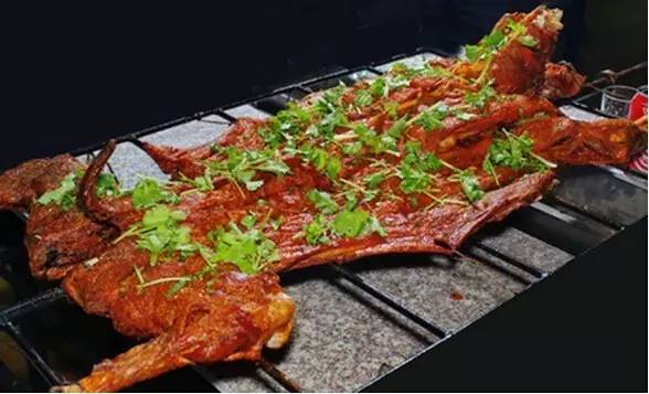 烤羊好吃的关键,烤全羊冻羊和活羊区别