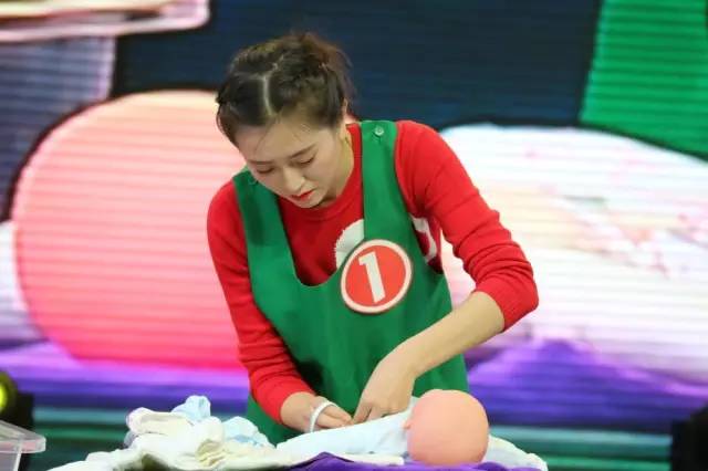 宝宝吐奶吐的不敢动,宝宝哭闹吐奶喘不过气