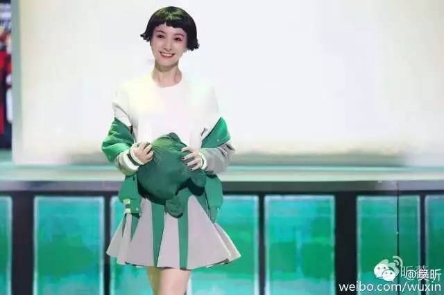 「倒包行动」快来跟橙妹围观女明星包包里的秘密~